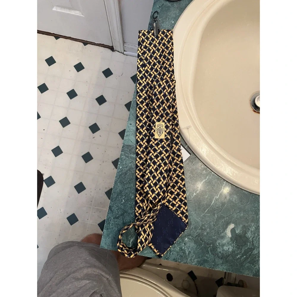GUCCI Necktie Tie Navy Yellow All over chain pattern Made in Italy 100% Silk